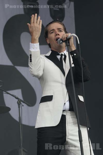 THE HIVES - 2017-07-22 - PARIS - Hippodrome de Longchamp - Main Stage 2 - Per Almqvist